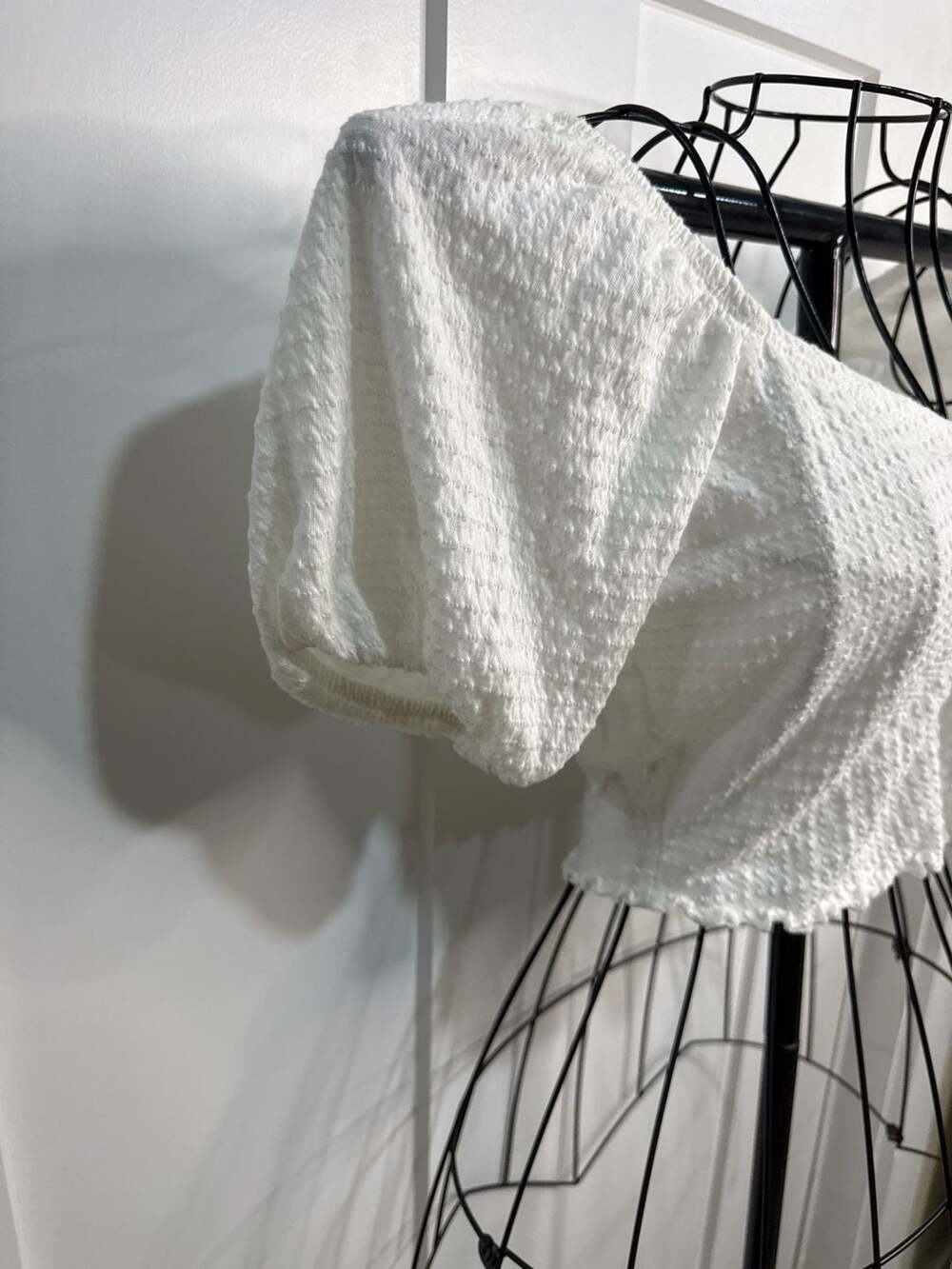 Billabong White Textured Puff Sleeve Ruched Crop Top Size Small - Picture 4 of 7